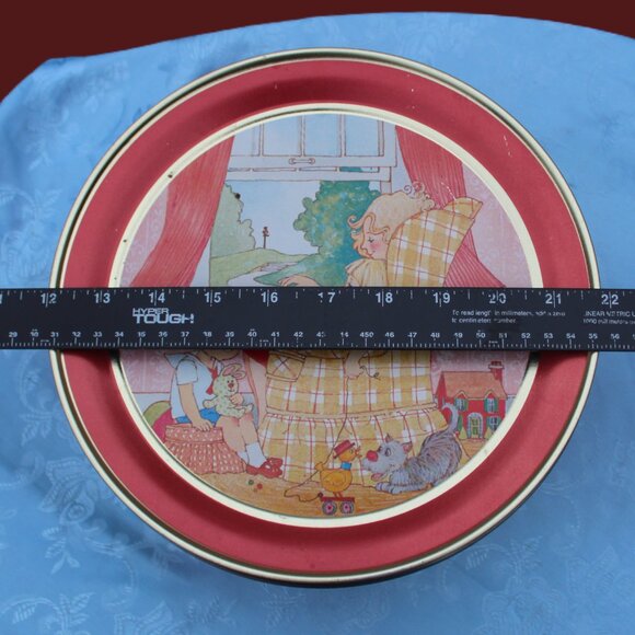 Rustic Round Metal Container with Heartwarming Family Imagery - ECU - Picture 4 of 8